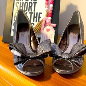 Moda sparkly pumps